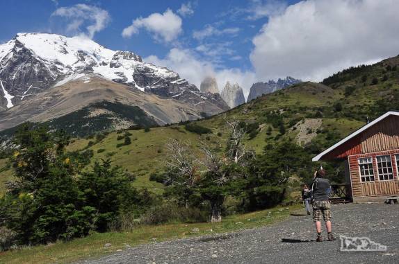 Ao lado do refúgio, um turista observa as torres de pedra do Parque Nacional Torres del Paine, no sul do Chile